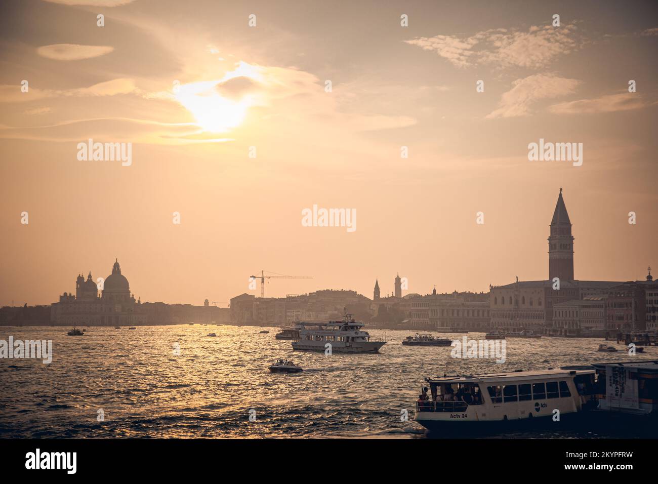 Image de Venise avec un beau coucher de soleil avec la Tour San Marco en arrière-plan. Banque D'Images