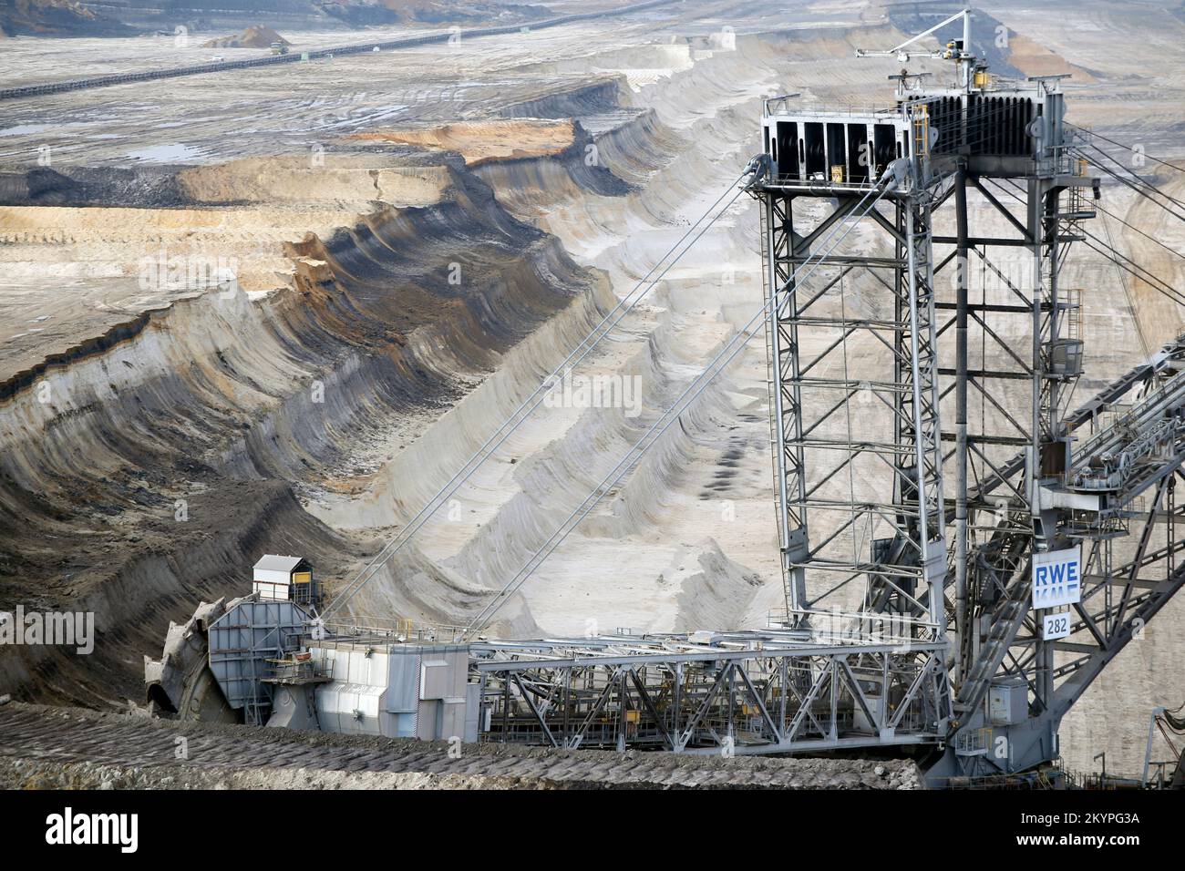 Pelle hydraulique dans une mine de lignite ou de bruns en Allemagne Banque D'Images