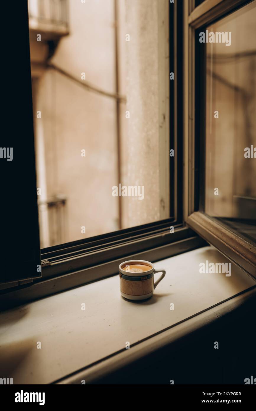 Tasse de café près de la fenêtre avec des volets à Turin, Italie. Profitez d'un moment de détente et d'un style de vie. Un jour de soleil confortable. Vibes du week-end Banque D'Images