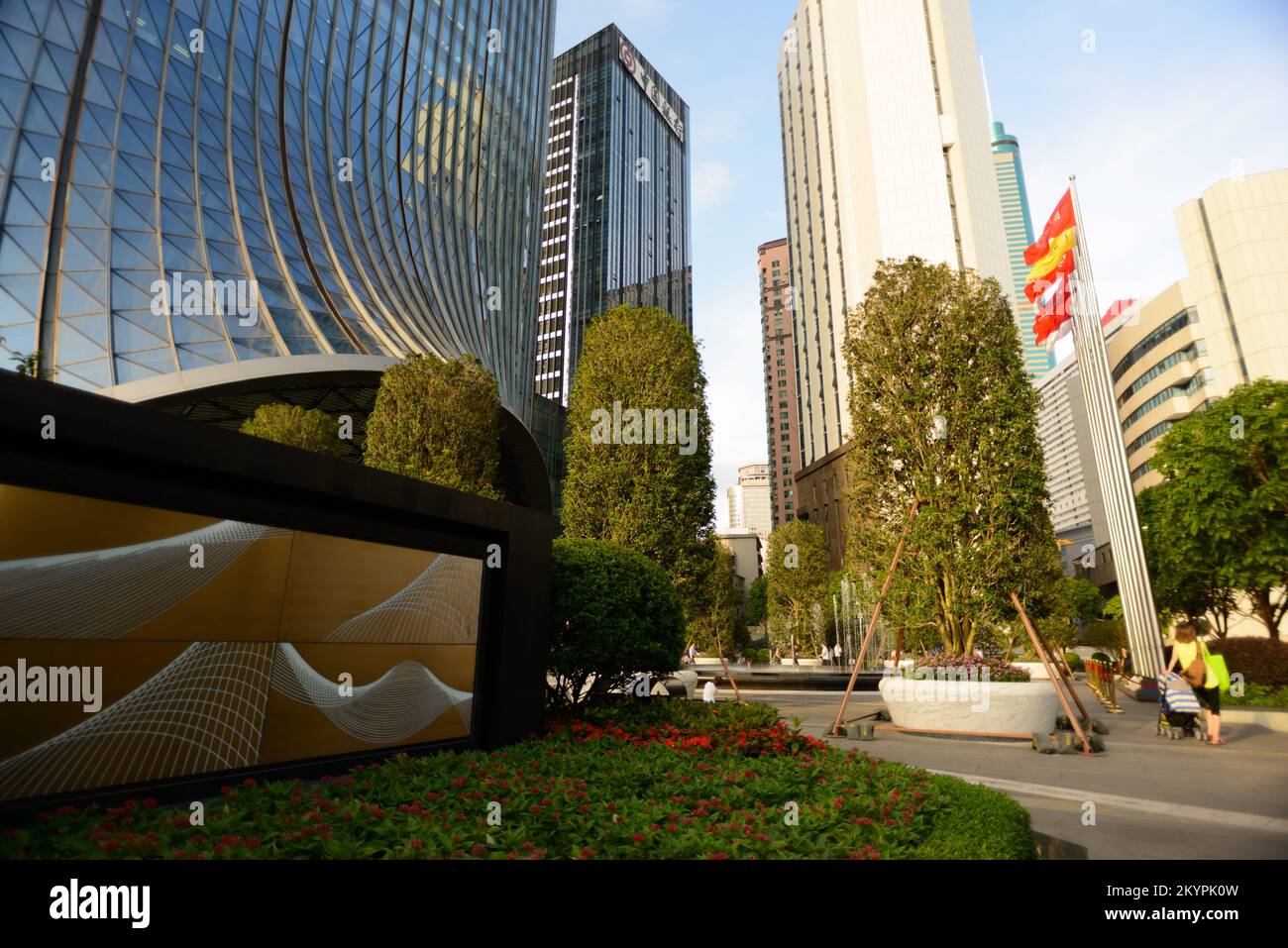 SHENZHEN, CHINE - 28 MAI 2014: Zone autour de KK100. Le KK100, anciennement Kingkey 100 et Kingkey Finance Centre Plaza, est un grand gratte-ciel Banque D'Images