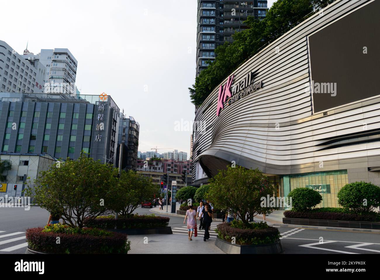 SHENZHEN, CHINE - 28 MAI 2014: Zone autour de KK100. Le KK100, anciennement Kingkey 100 et Kingkey Finance Centre Plaza, est un grand gratte-ciel Banque D'Images