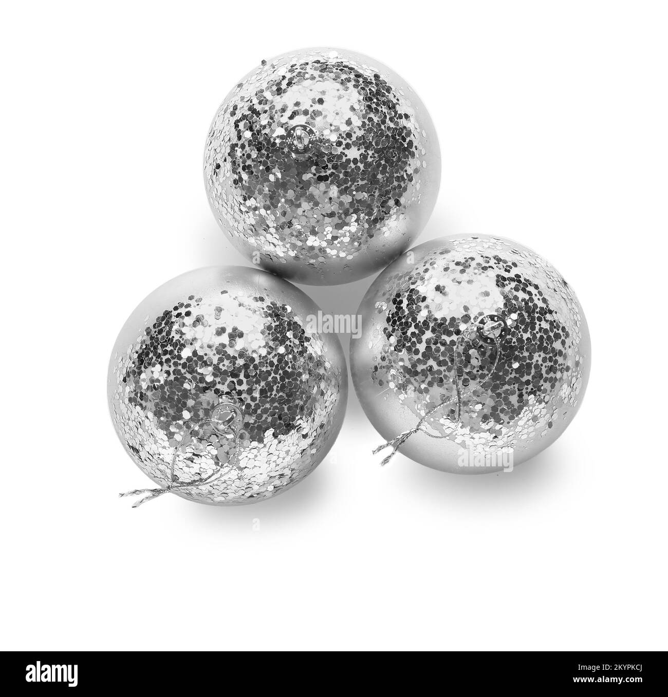 Boules de Noël argent isolé sur fond blanc Banque D'Images