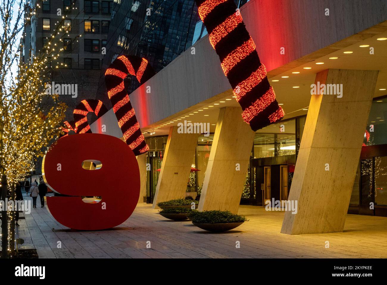 Le Solow Building, situé au 9 W. 57th Street, est décoré de Cannes de bonbons pour les vacances, NYC 2022 Banque D'Images