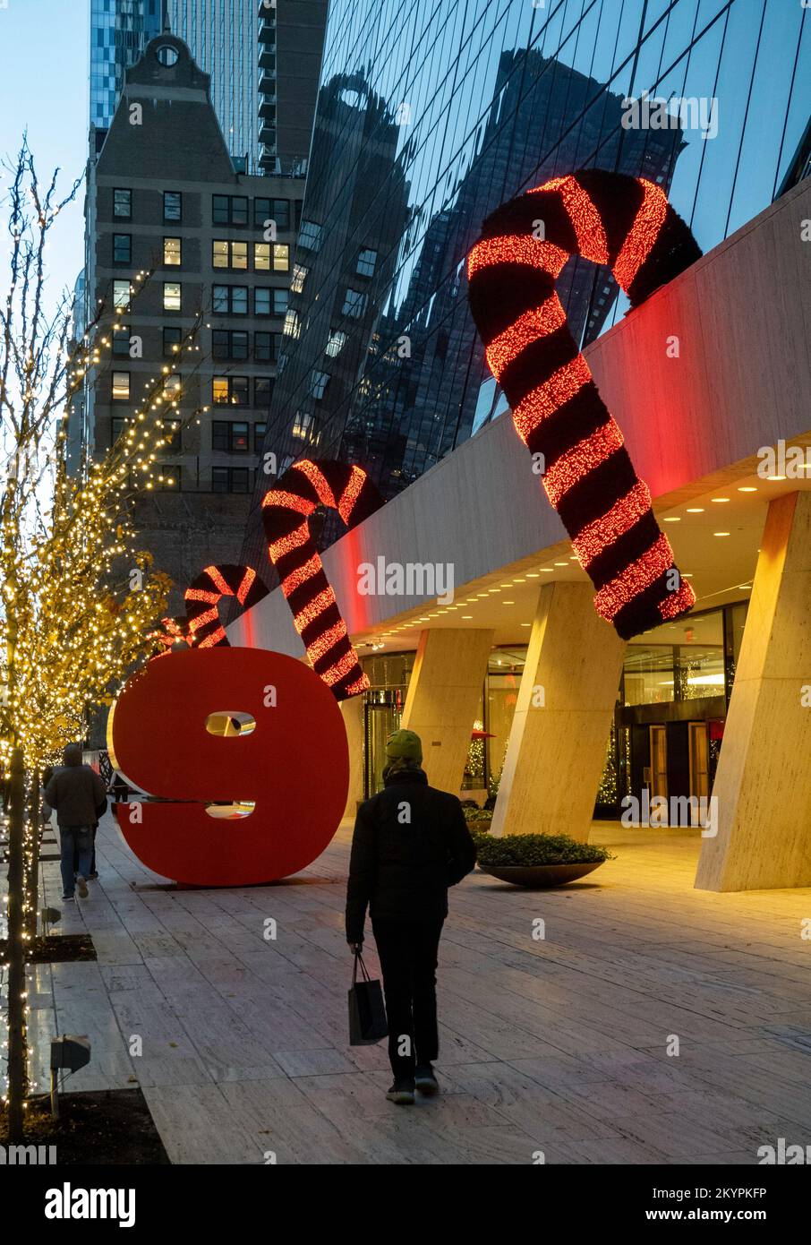 Le Solow Building, situé au 9 W. 57th Street, est décoré de Cannes de bonbons pour les vacances, NYC 2022 Banque D'Images