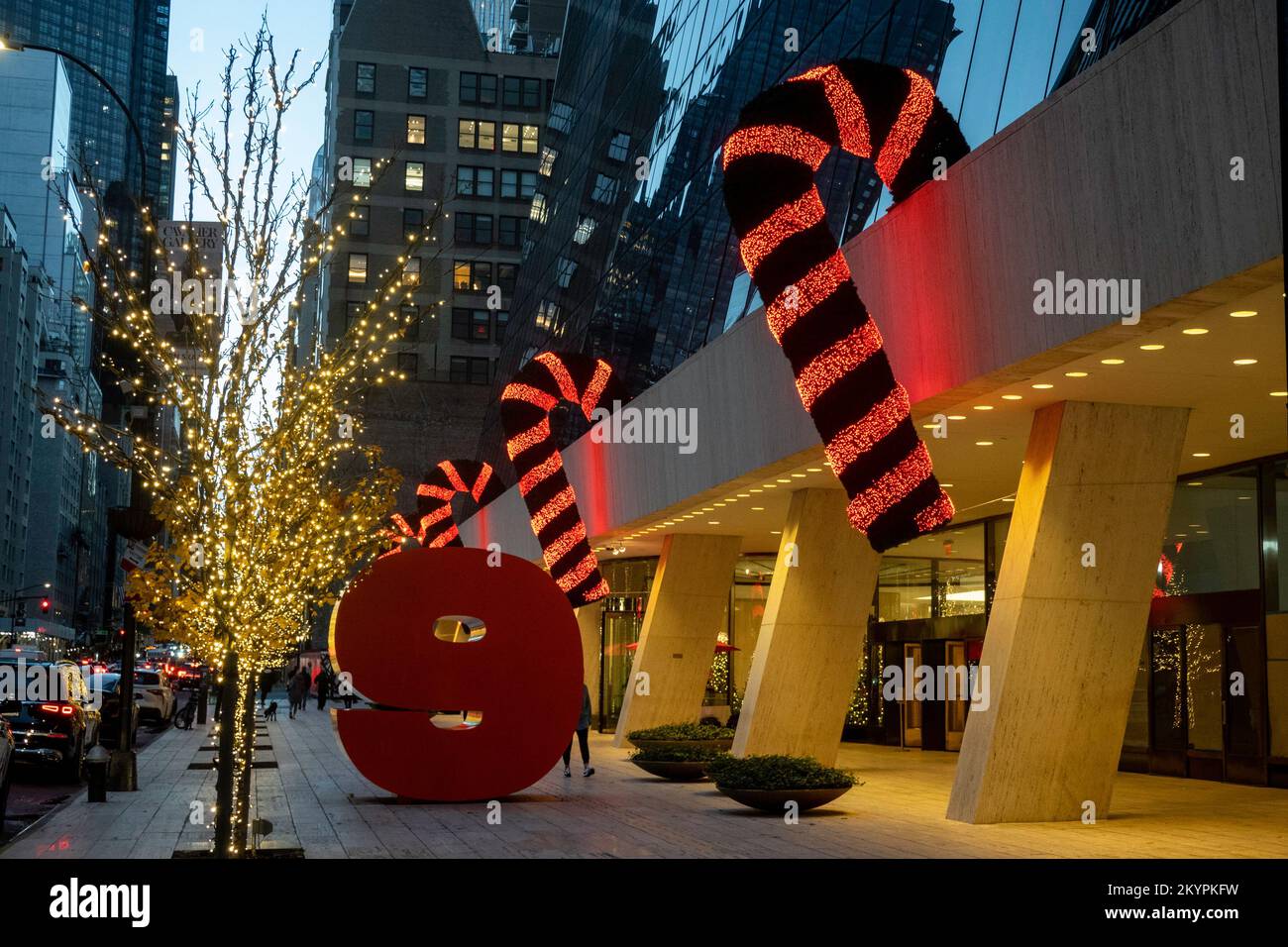 Le Solow Building, situé au 9 W. 57th Street, est décoré de Cannes de bonbons pour les vacances, NYC 2022 Banque D'Images