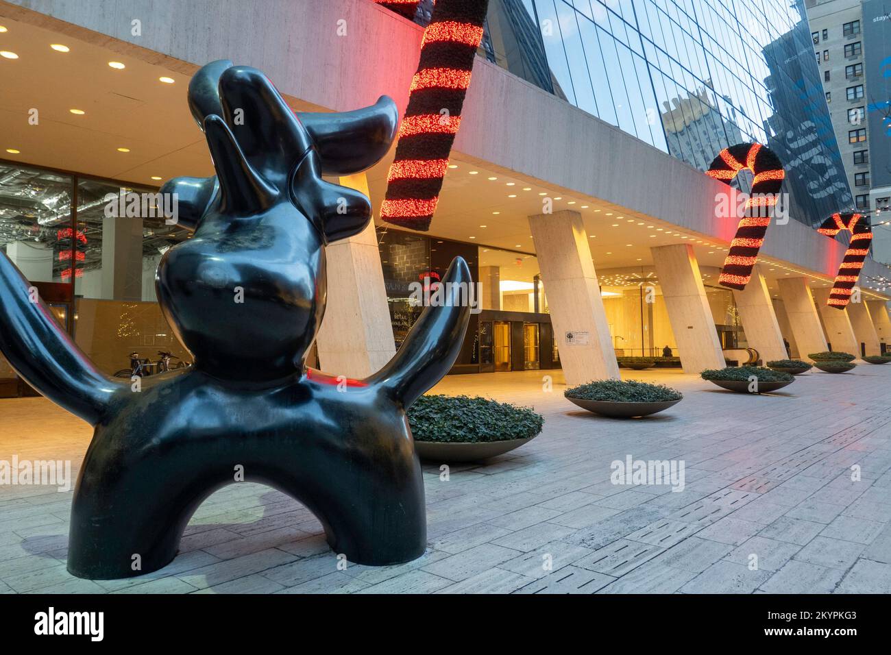 Joan Miro's Moonbird Sculpture avec le Solow Building décoré de vacances en arrière-plan, New York 2022 Banque D'Images