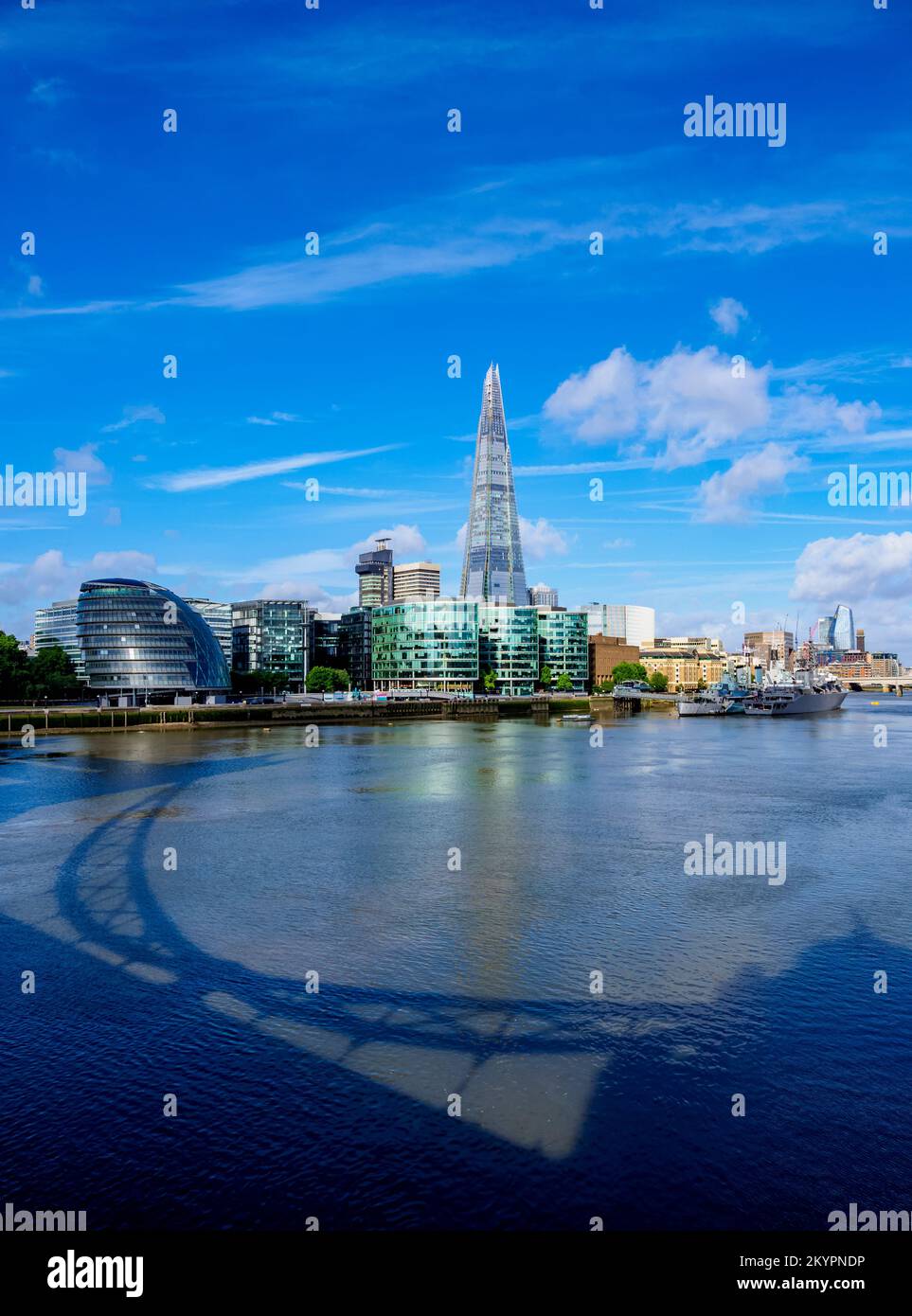 Architecture moderne par le Queens Walk et le Shard vu de Tower Bridge, Londres, Angleterre, Royaume-Uni Banque D'Images