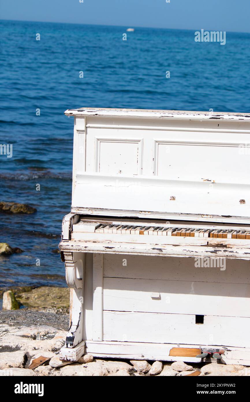 Un vecchio piano bianco sulla spiaggia, un vieux piano blanc sur la plage Banque D'Images