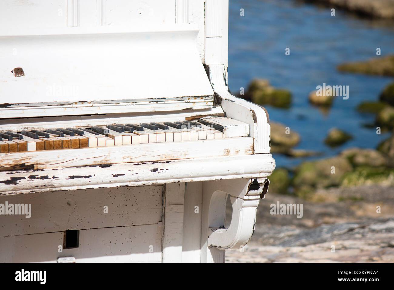 Un vecchio piano bianco sulla spiaggia, un vieux piano blanc sur la plage Banque D'Images