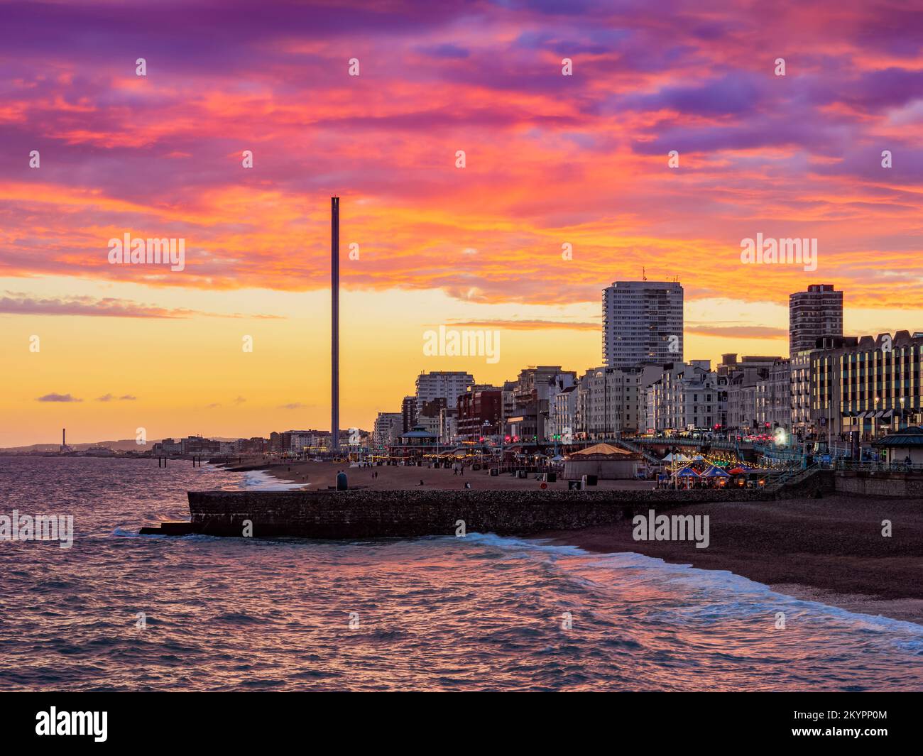 Vue sur le front de mer de Brighton Palace Pier au coucher du soleil, ville de Brighton et Hove, East Sussex, Angleterre, Royaume-Uni Banque D'Images