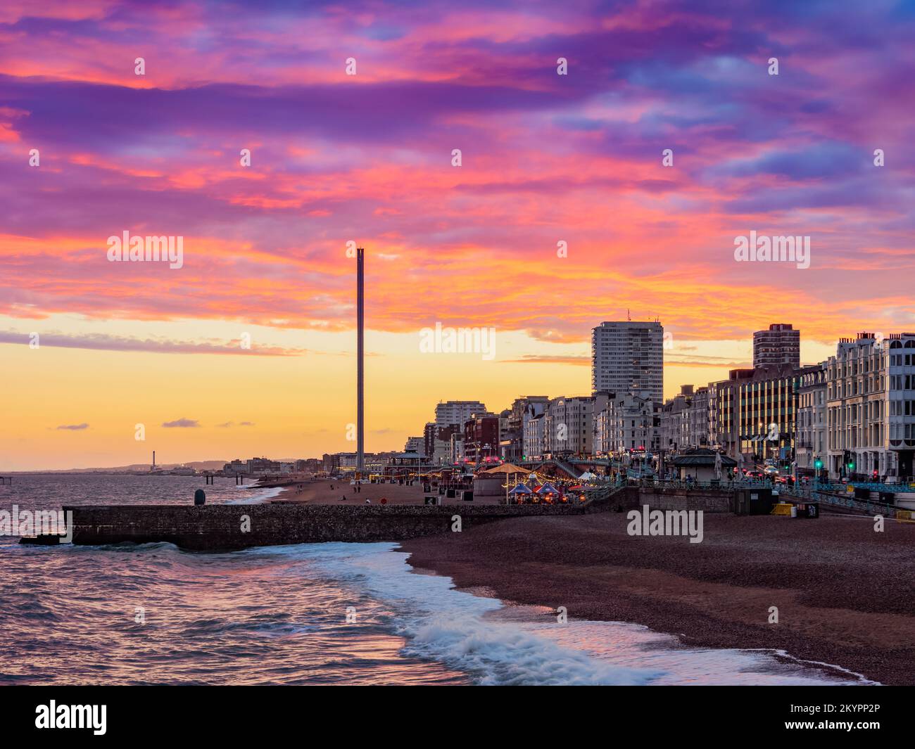 Vue sur le front de mer de Brighton Palace Pier au coucher du soleil, ville de Brighton et Hove, East Sussex, Angleterre, Royaume-Uni Banque D'Images