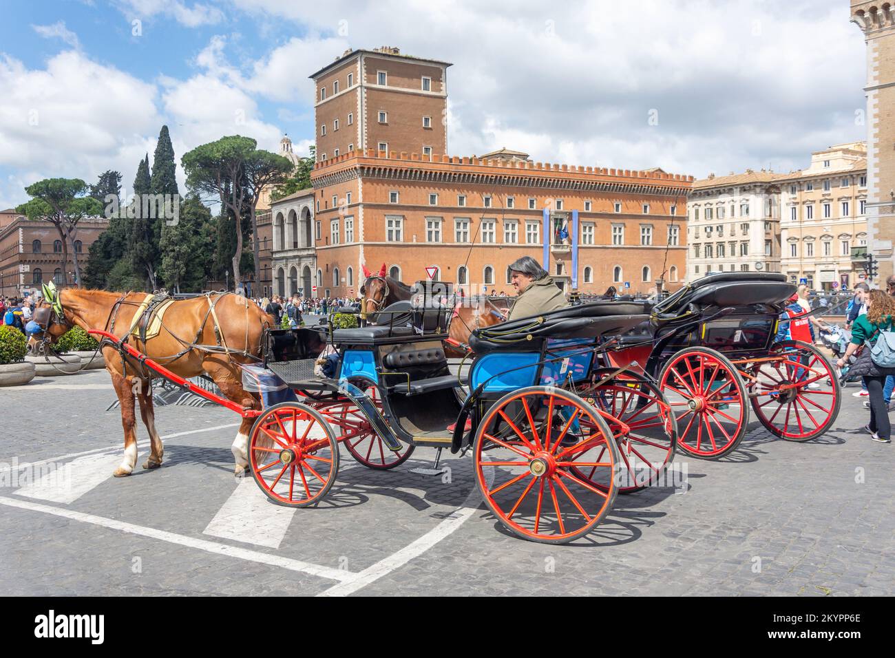 Calèches par Victor Emmanuel II Monument, Piazza Venezia, Rome (Roma), région du Latium, Italie Banque D'Images