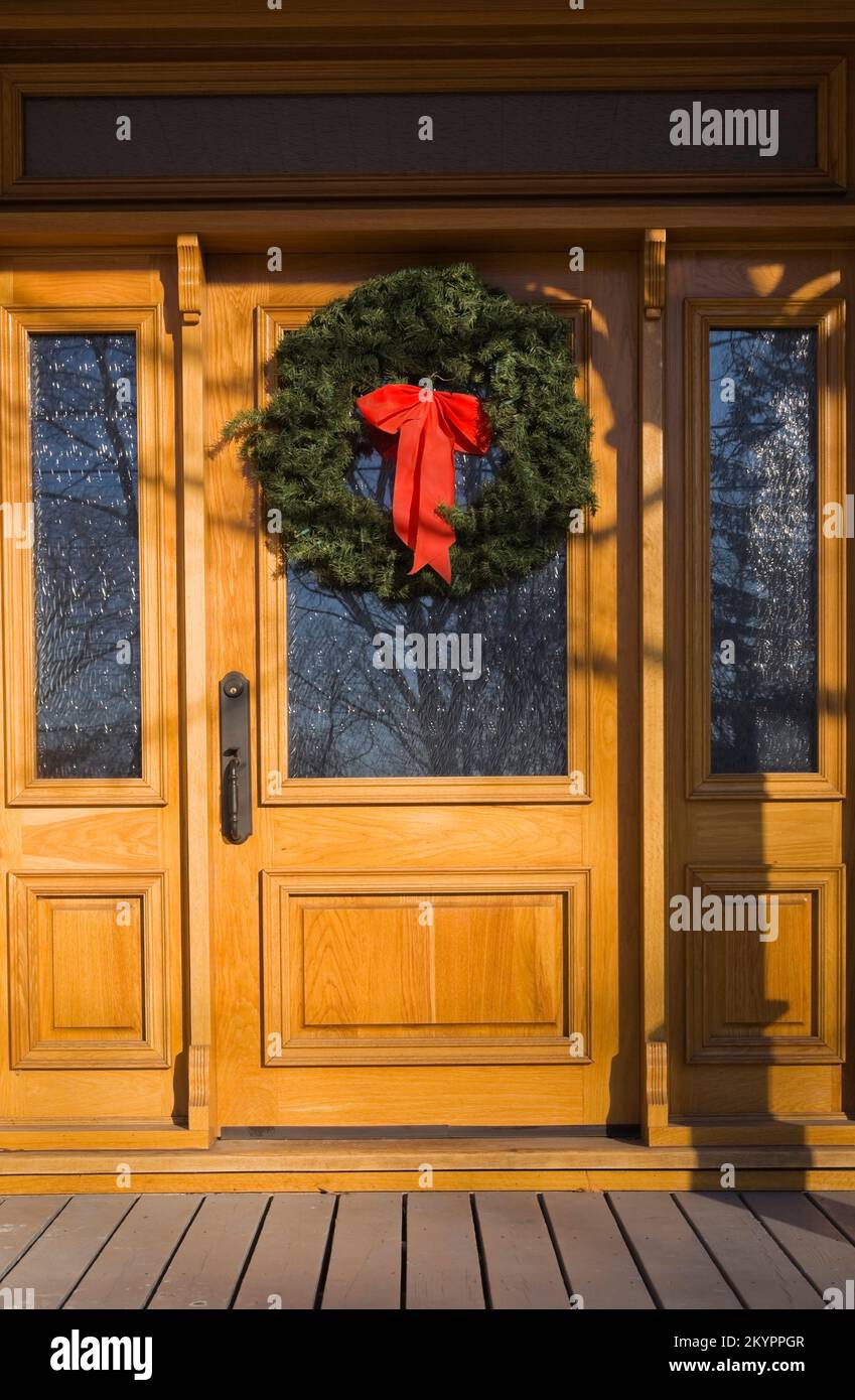 Couronne de Noël sur la porte d'entrée de l'ancienne maison de style Canadiana 1870. Banque D'Images