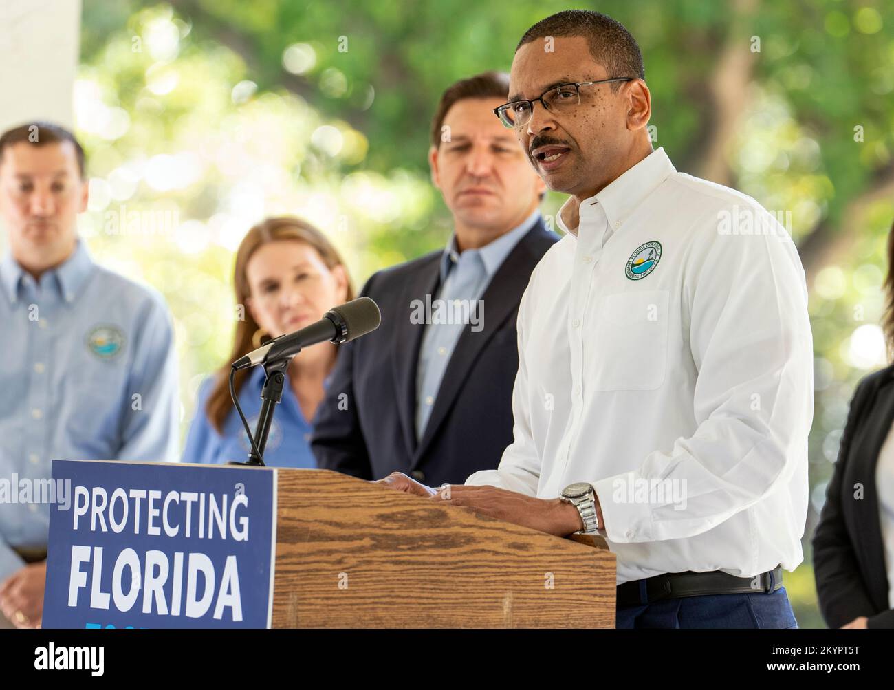 Orlando, États-Unis. 01st décembre 2022. Shawn Hamilton, secrétaire du ministère de la protection de l'environnement de la Floride, parle lors d'une conférence de presse à Miami, en Floride, sur 1 décembre 2022. Le gouverneur Ron DeSantis a annoncé des prix totalisant $22,7 millions pour appuyer les améliorations de la qualité de l'eau et la protection de la baie Biscayne. (Photo de Ronen Tivony/Sipa USA) *** Veuillez utiliser le crédit du champ de crédit *** crédit: SIPA USA/Alay Live News Banque D'Images