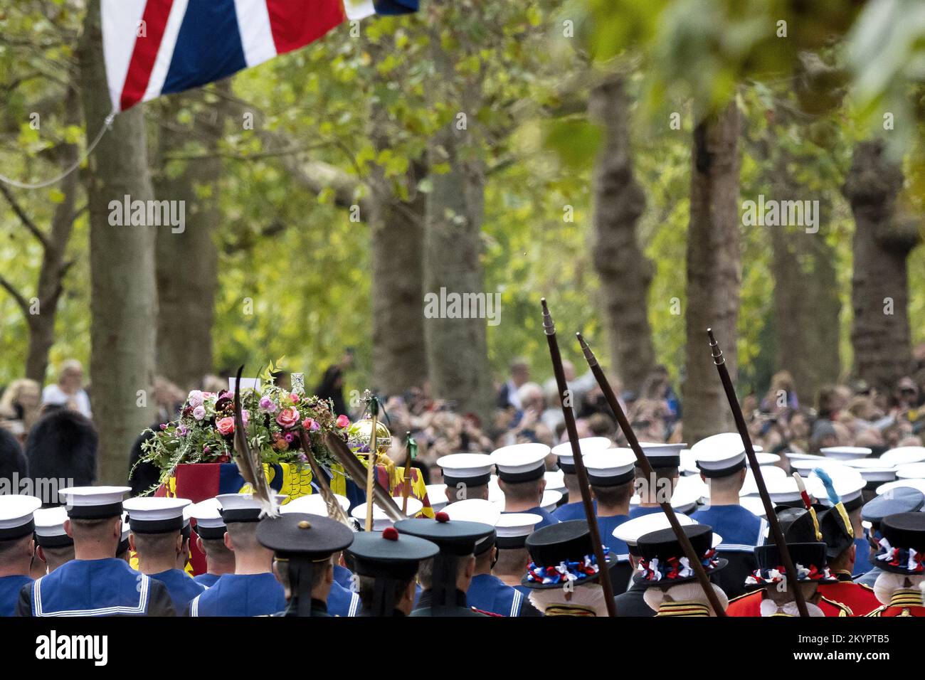 LONDRES, ANGLETERRE: La procession funéraire de l'État pour la Reine Elizabeth II comme vu du Mall après le service à l'abbaye de Westminster. Avec: Queen Elizabeth II où: Londres, Royaume-Uni quand: 19 sept 2022 crédit: Neil Lupin/WENN Banque D'Images