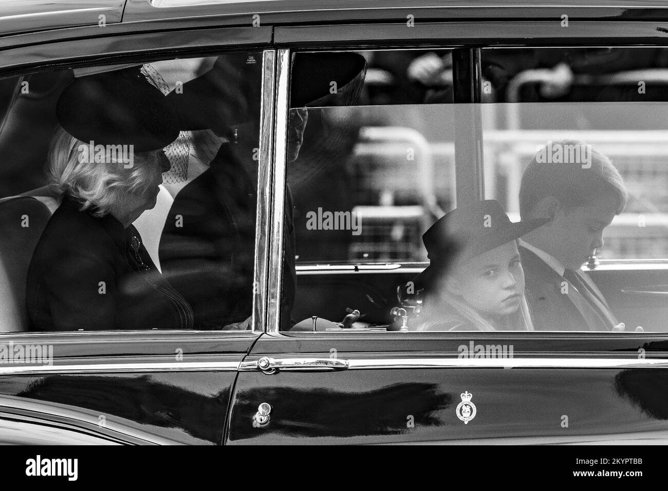 LONDRES, ANGLETERRE: La procession funéraire de l'État pour la Reine Elizabeth II comme vu du Mall après le service à l'abbaye de Westminster. Avec: Duchesse de Cornwall, Princesse de Galles, Princesse Charlotte, Prince George où: Londres, Royaume-Uni quand: 19 sept 2022 crédit: Neil Lupin/WENN Banque D'Images