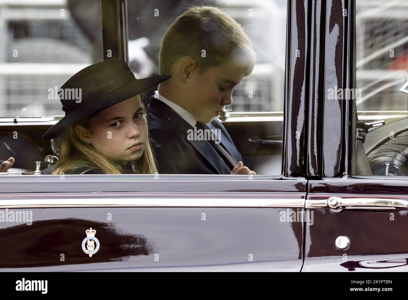LONDRES, ANGLETERRE : la princesse Charlotte et le prince George vus dans leur voiture sur le Mall après avoir assisté à l'État funéraire pour la reine Elizabeth II à l'abbaye de Westminster. Avec: Princess Charlotte, Prince George où: Londres, Royaume-Uni quand: 19 sept 2022 crédit: Neil Lupin/WENN Banque D'Images
