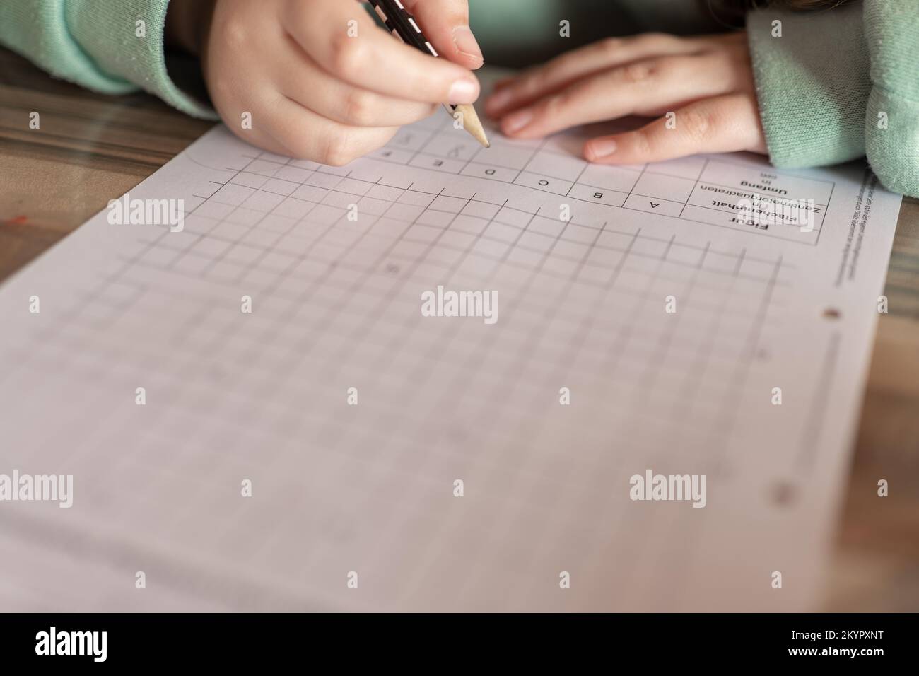 Mathématiques devoirs.Math leçon.étudiant fait une affectation mathématique.étude et concept d'éducation.école fait ses devoirs. crayon dans une main d'enfant Banque D'Images