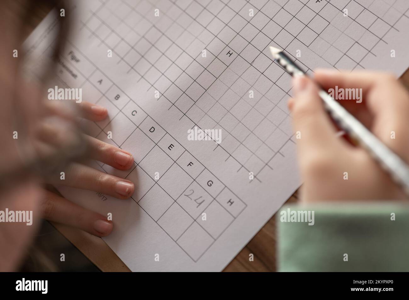 Devoirs mathématiques.devoirs.cours de mathématiques.l'élève fait un devoir de mathématiques.concept d'études et d'éducation.la jeune fille fait ses devoirs. crayon dans un Banque D'Images