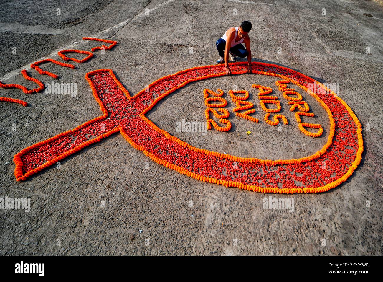 Kolkata, Inde. 01st décembre 2022. Un activiste a vu préparer un ruban rouge pendant la campagne de sensibilisation à la Journée mondiale du sida. La Journée mondiale du sida est célébrée chaque année sur 1 décembre pour sensibiliser et soutenir les personnes vivant avec le VIH/sida. Crédit : SOPA Images Limited/Alamy Live News Banque D'Images