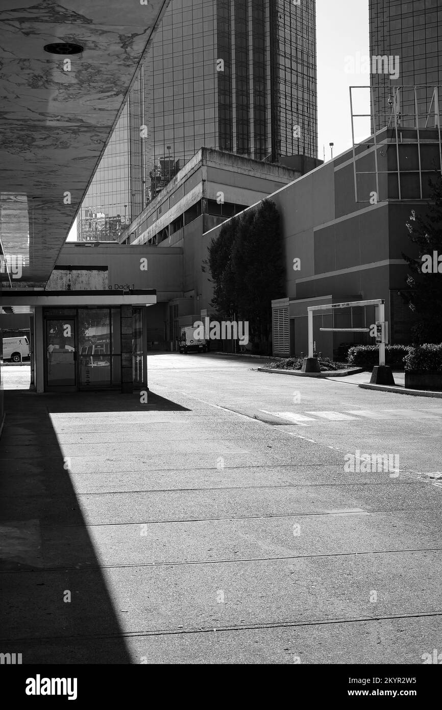 Vue sur une ville moderne en noir et blanc. Vue sur la rue des édifices de la ville du centre-ville de Burnaby, centre commercial de la région de Metrotown, Vancouver C.-B. Canada-octobre Banque D'Images