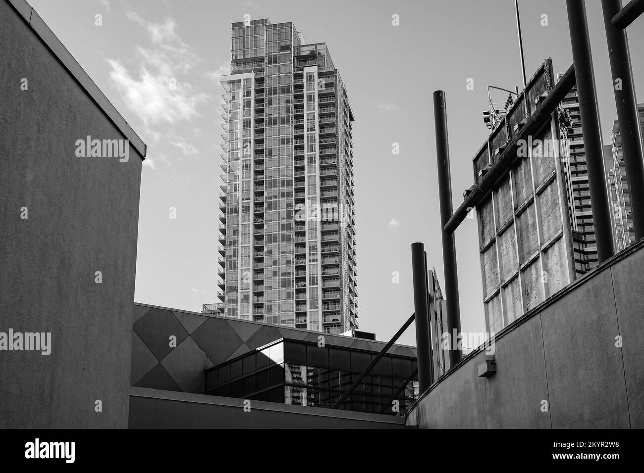 Vue sur une ville moderne en noir et blanc. Vue sur la rue des édifices de la ville du centre-ville de Burnaby, centre commercial de la région de Metrotown, Vancouver C.-B. Canada-octobre Banque D'Images