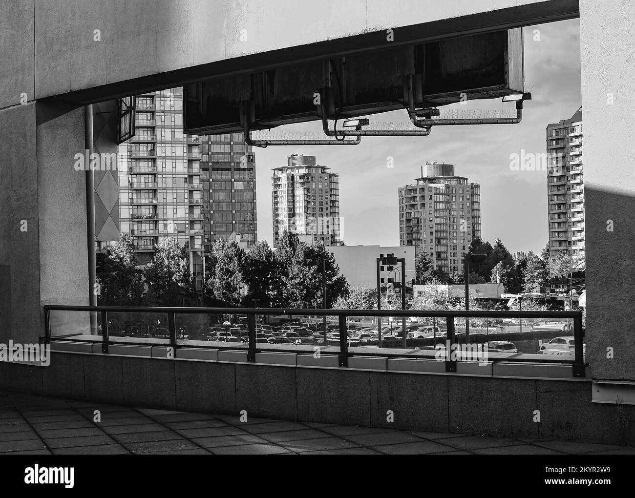 Vue sur une ville moderne en noir et blanc. Vue sur la rue des édifices de la ville du centre-ville de Burnaby, centre commercial de la région de Metrotown, Vancouver C.-B. Canada-octobre Banque D'Images