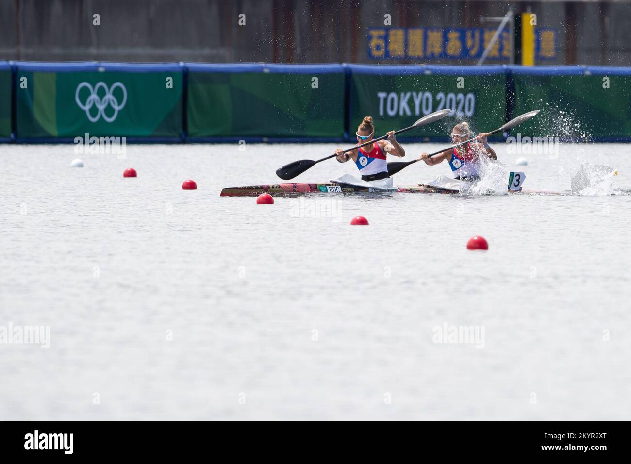 02 août 2021: Kira Stepanova et Varvara Baranova de (ROC) course du Comité olympique russe pendant la course de WomenÕs Kayak Double 500m Canoe Sprint Heats, Jeux Olympiques de Tokyo 2020 sur la voie navigable de la forêt marine à Tokyo, Japon. Daniel Lea/CSM} Banque D'Images