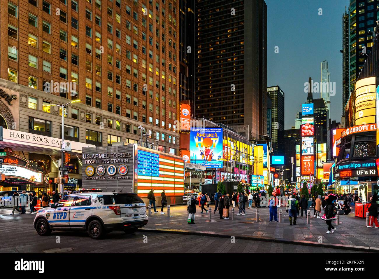 New York, États-Unis, 1 décembre 2022. La police garde à Times Square, l'un des sites touristiques les plus populaires du centre de Manhattan. Crédit: Enrique Shore/Alay Banque D'Images