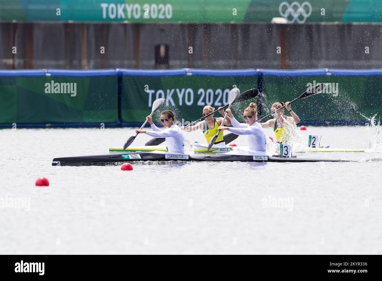 02 août 2021: Lisa Carrington et Caitlin Regal de l'équipe Nouvelle-Zélande dans la voie 3 course contre Alyssa Bull et Alyce Wood de l'équipe Australie dans la voie 2 pendant les WomenÕs Kayak Double 500m canot Sprint Heats, Tokyo 2020 Jeux Olympiques à Sea Forest Waterway à Tokyo, Japon. Daniel Lea/CSM} Banque D'Images