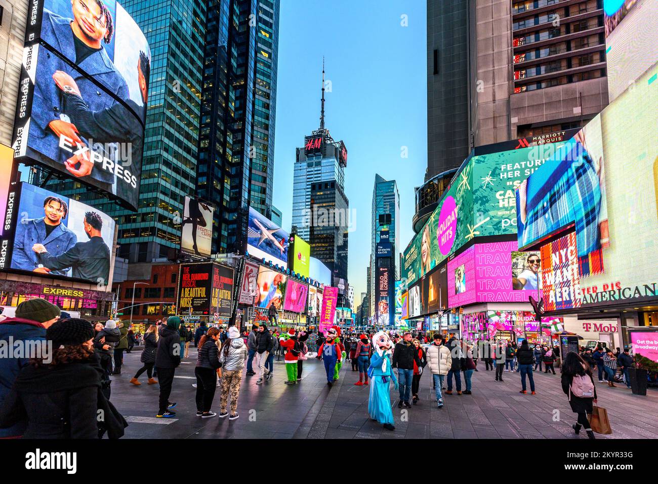New York, États-Unis, 1 décembre 2022. Les gens habillés comme des personnages comme Elsa, le Crinch ou Spiderman essaient d'attirer les touristes dans Times Square, l'un des Banque D'Images