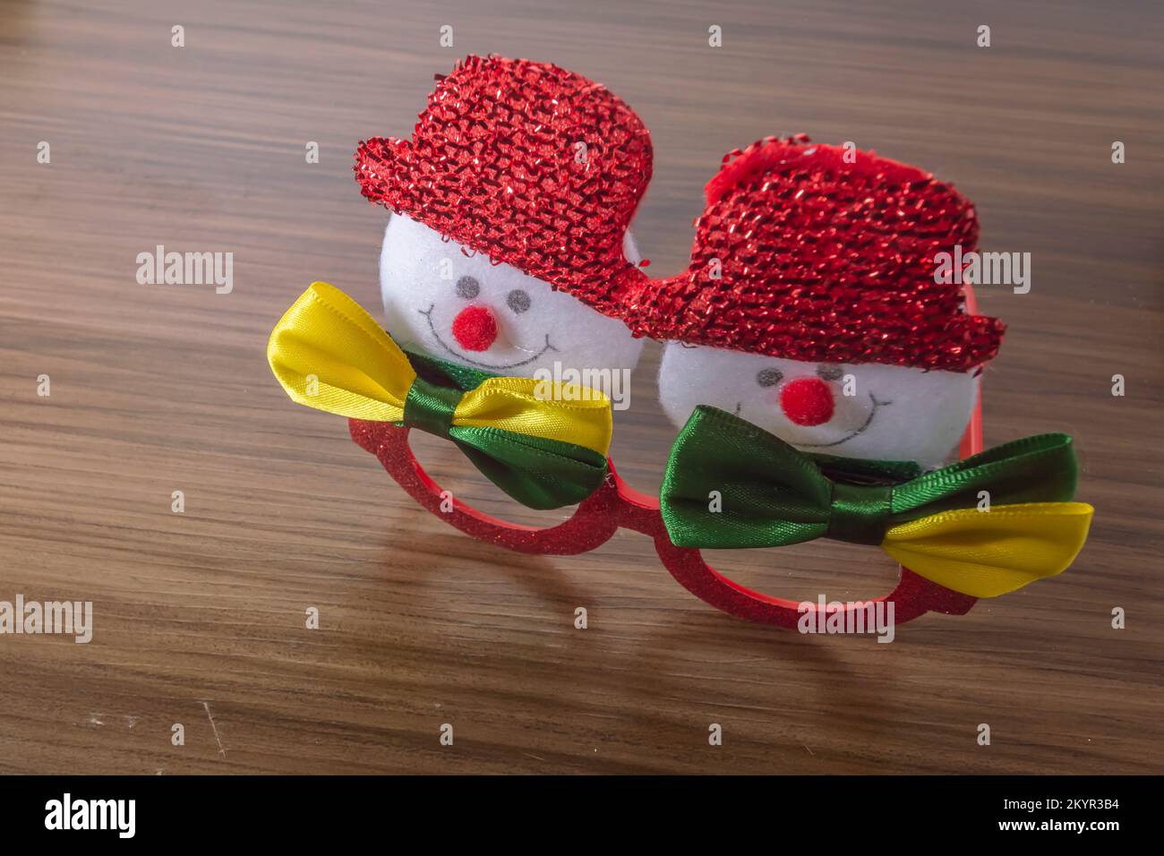 de fête de Noël avec bonhomme de neige avec noeud avec les