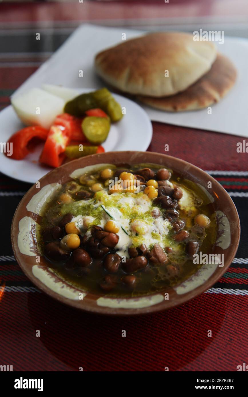 Hummus avec Fuul ( Pful), un aliment de base populaire au Moyen-Orient. Restaurant Abu Kamel dans le quartier chrétien de la vieille ville de Jérusalem. Banque D'Images