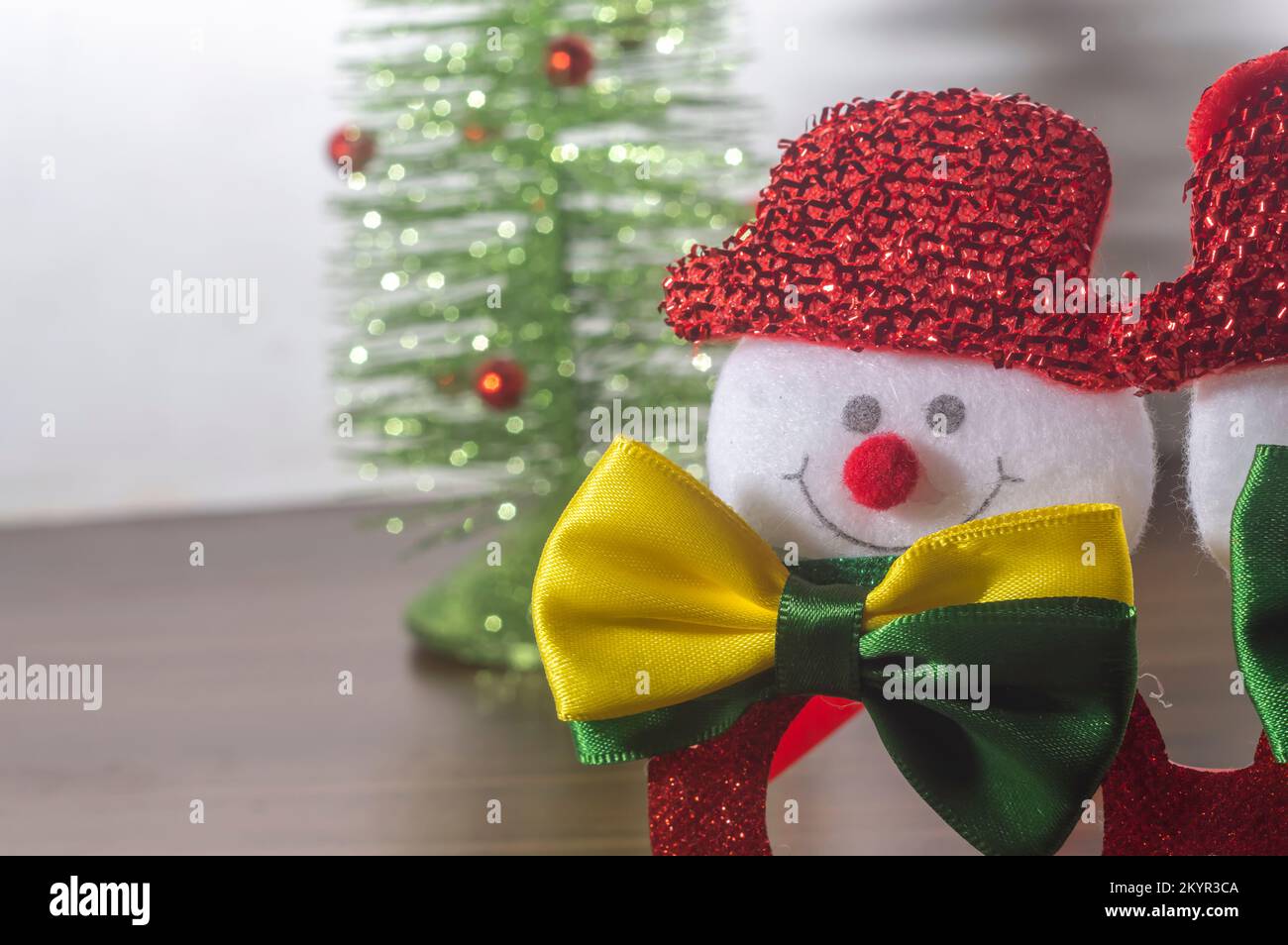 de fête de Noël avec bonhomme de neige avec noeud avec les