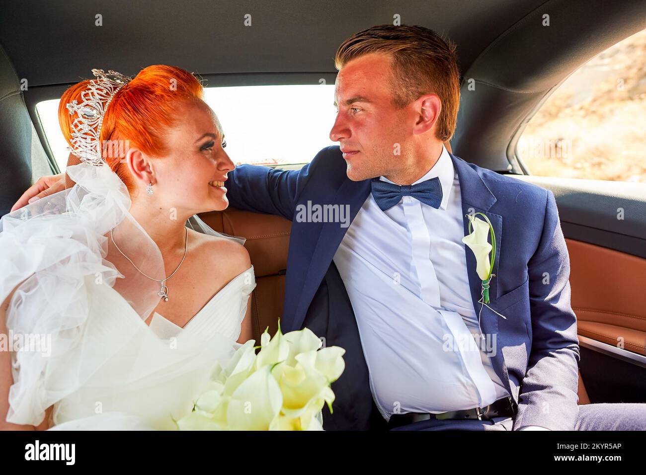 Jeune couple mariée et marié célébrer le mariage à Santorin Banque D'Images