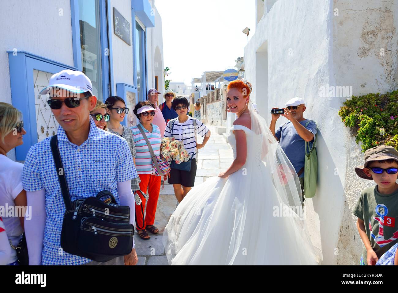 SANTORINI, GRÈCE - 05 AOÛT 2015 : femme en robe de mariée blanche marchant dans les rues de l'île de Santorini. L'île de Santorini est un endroit populaire pour les mariages Banque D'Images