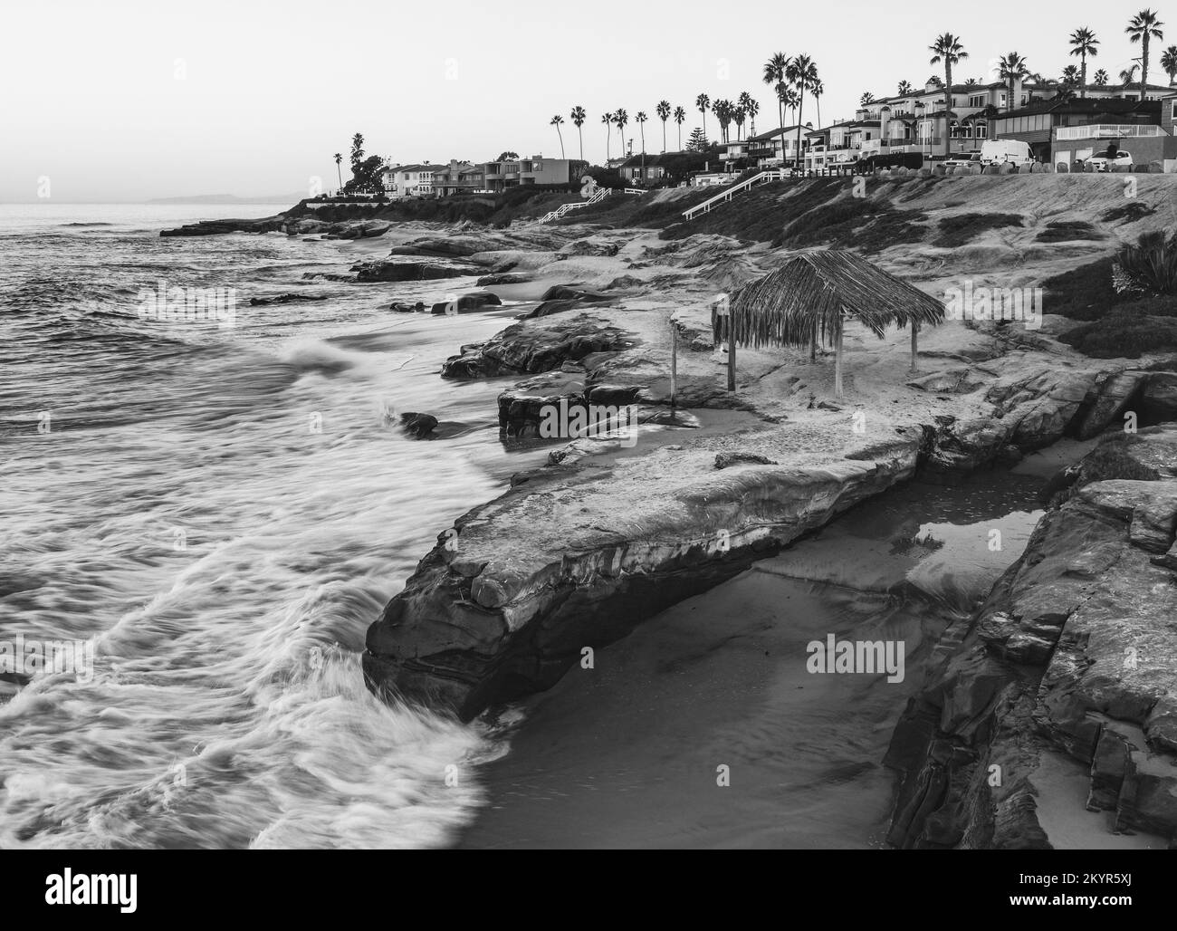 Plage de Windansea à la Jolla, Californie avec le shack de surfeur historique Banque D'Images
