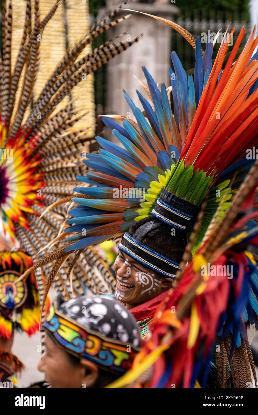 Hommes autochtones ayant un bon moment au rassemblement de Danza de Indios de tribus indigènes à San Miguel de Allende, Mexique Banque D'Images