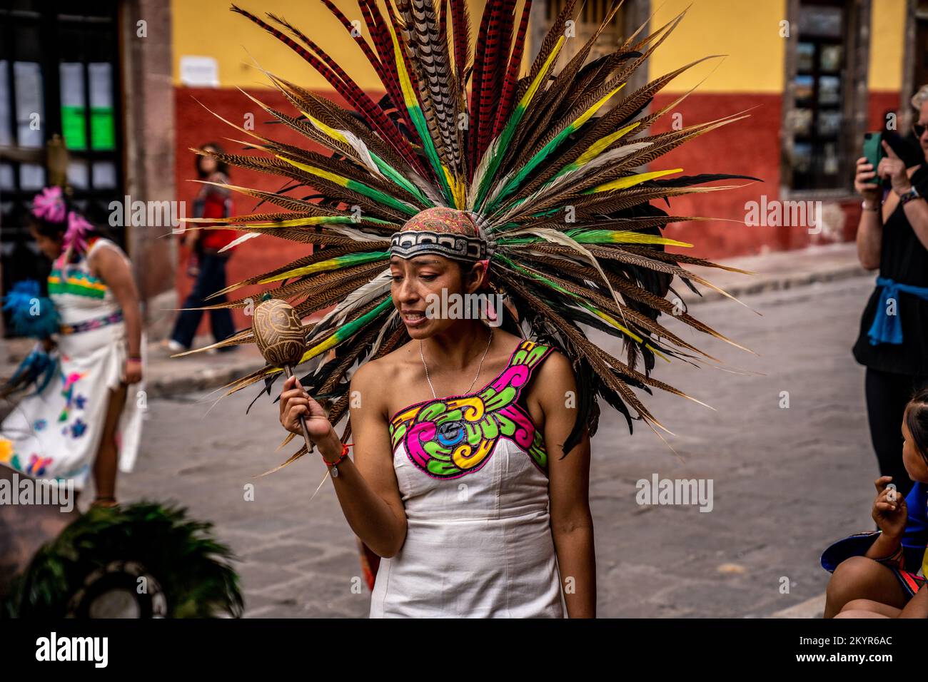 Femme jouant un instrument de percussive traditionnel au rassemblement de tribus indigènes de Danza de Indios à San Miguel de Allende, Mexique Banque D'Images