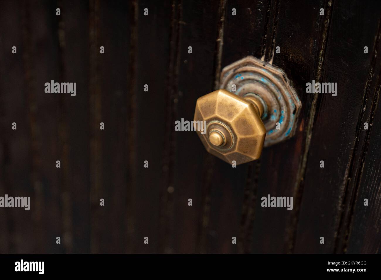 Poignée de porte en laiton antique à Tanger, au Maroc Banque D'Images