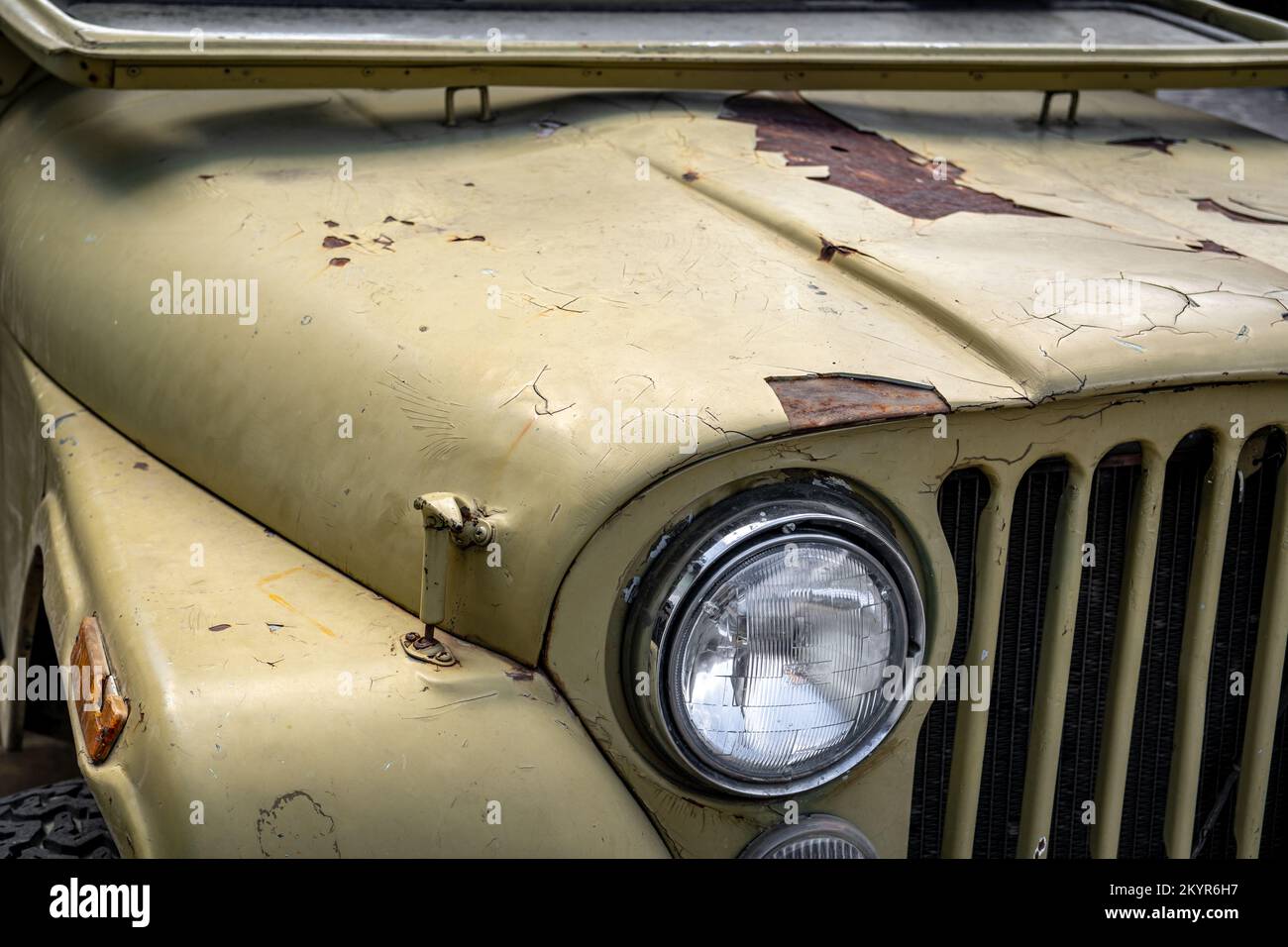 Gros plan d'un Jeep Wrangler jaune-vert clair battu par les intempéries Banque D'Images