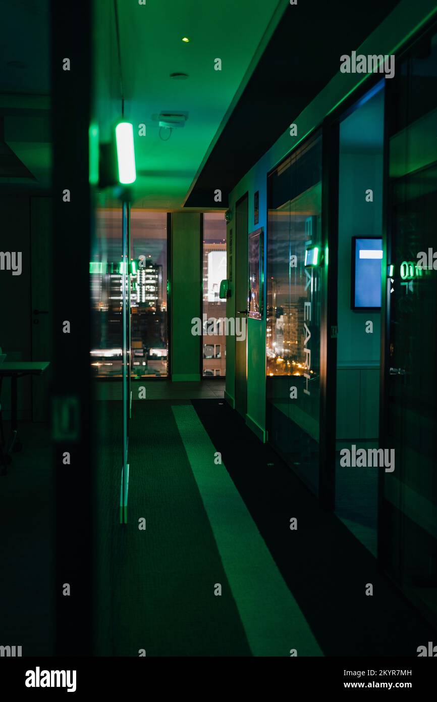 Couloir intérieur avec salles de réunion et éclairage nocturne de la ville. Banque D'Images