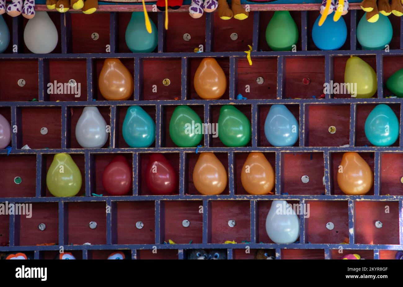 jouez un ballon avec une fléchettes et gagnez un prix lors de ce jeu de carnaval Banque D'Images