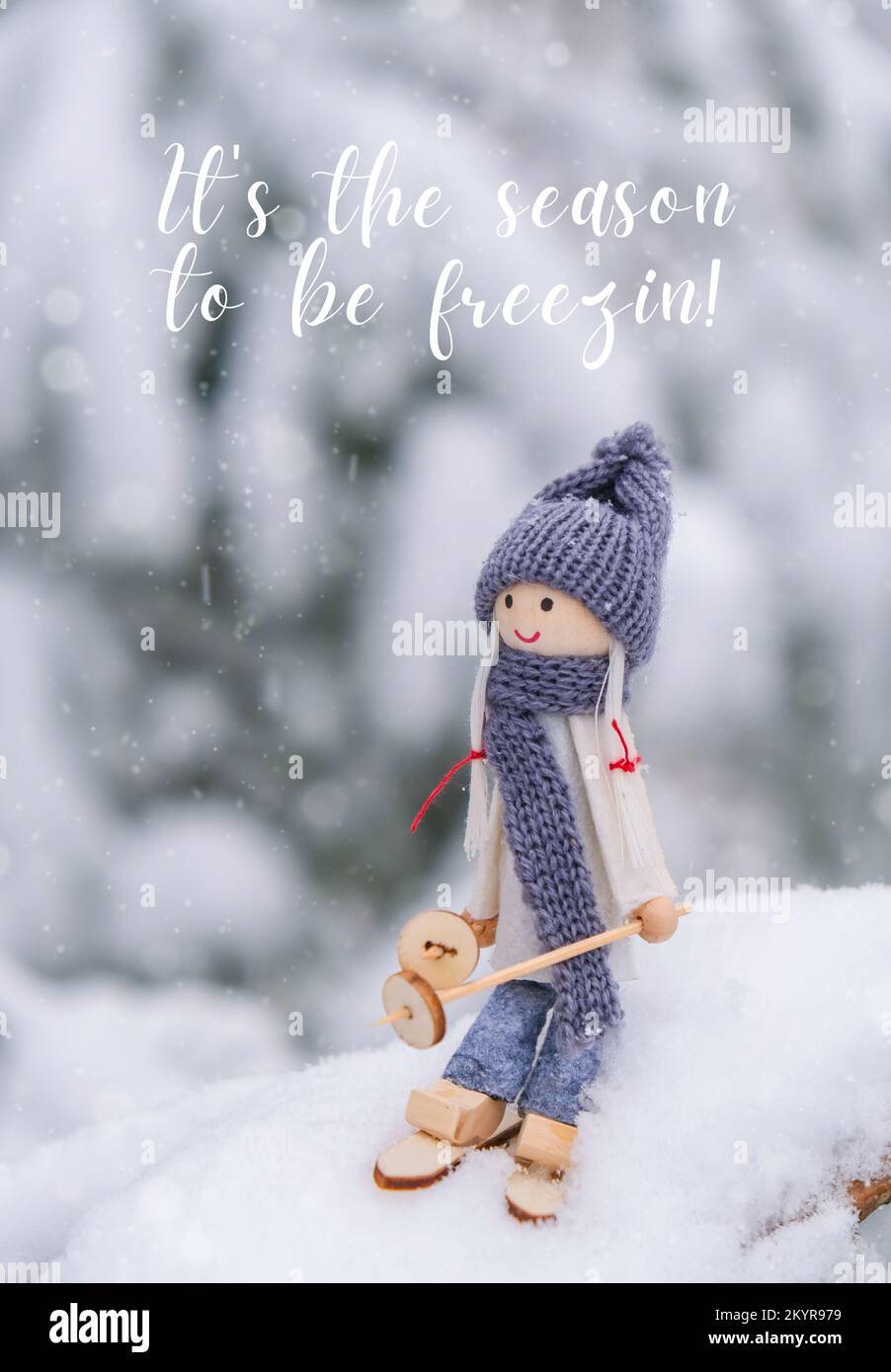 Citations Ski C'est la saison pour être Freezin inspiration plaisanterie citation phrase  Angel gnome dans le foulard et chapeau tricoté ski sur la branche de sapin  enneigé jouet Elf sur les skis dans le