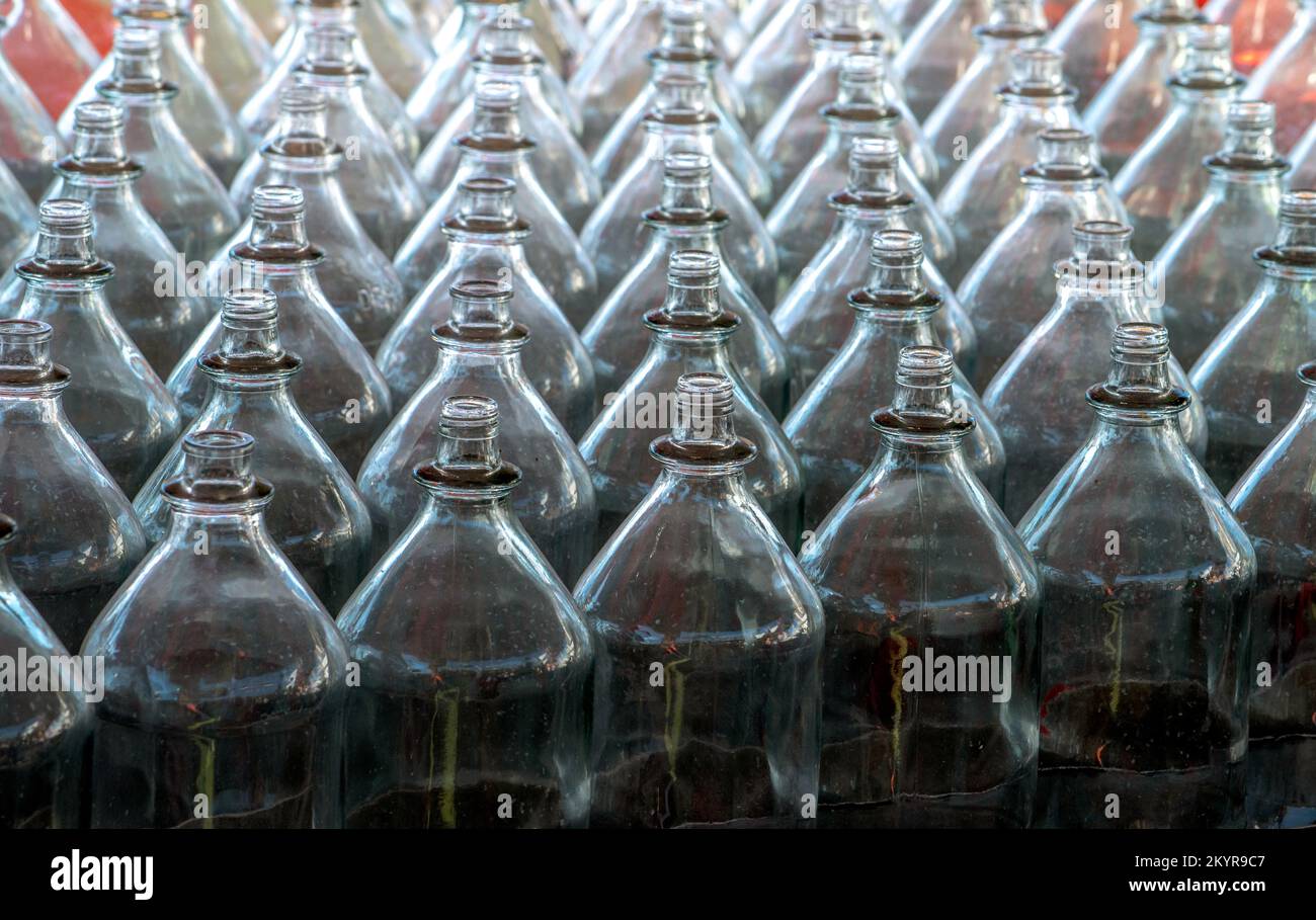 des rangées de bouteilles en verre sont mises en place pour un jeu de lancer de bague à une foire du comté. Jetez l'anneau sur la bouteille et gagnez un prix Banque D'Images