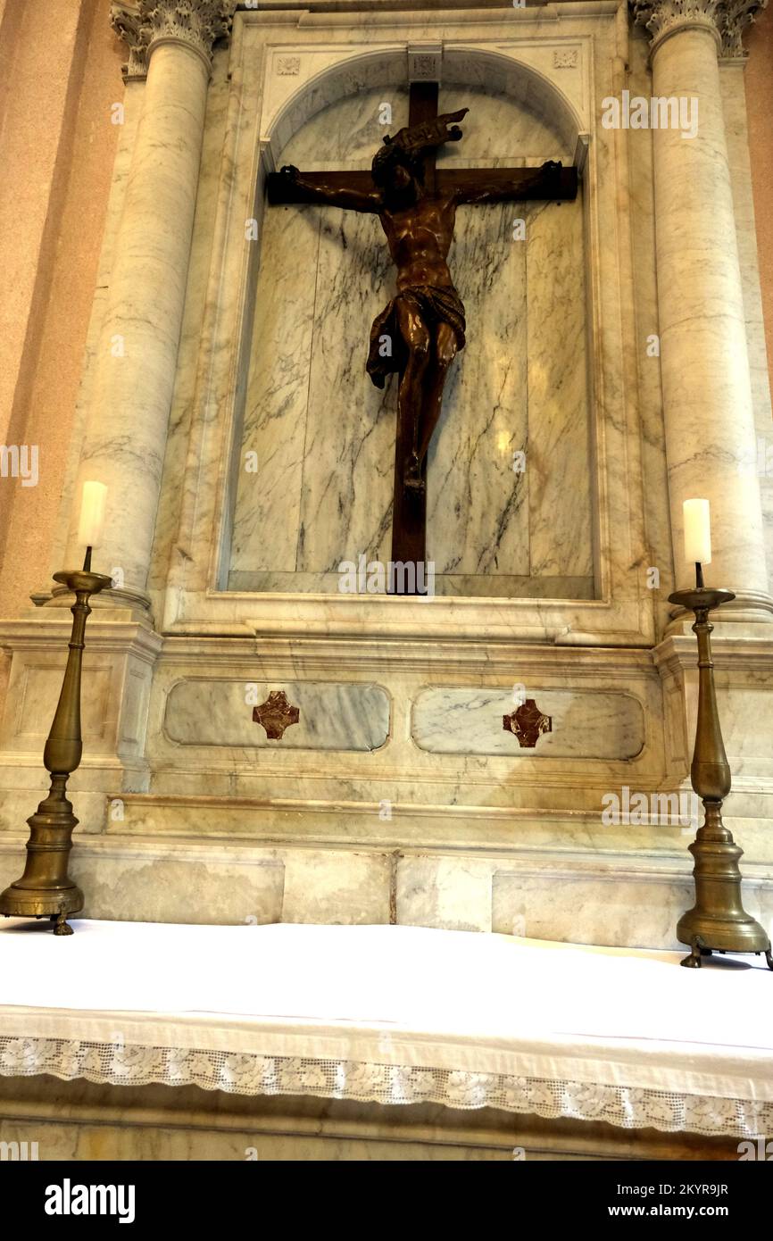 Autel avec Christ sur la croix dans la cathédrale St Tryphon à Kotor Montenegro Banque D'Images