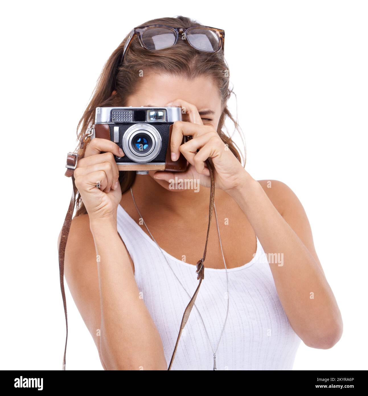 Chic rétro. Jeune femme attrayante prenant une photo avec un appareil photo rétro. Banque D'Images
