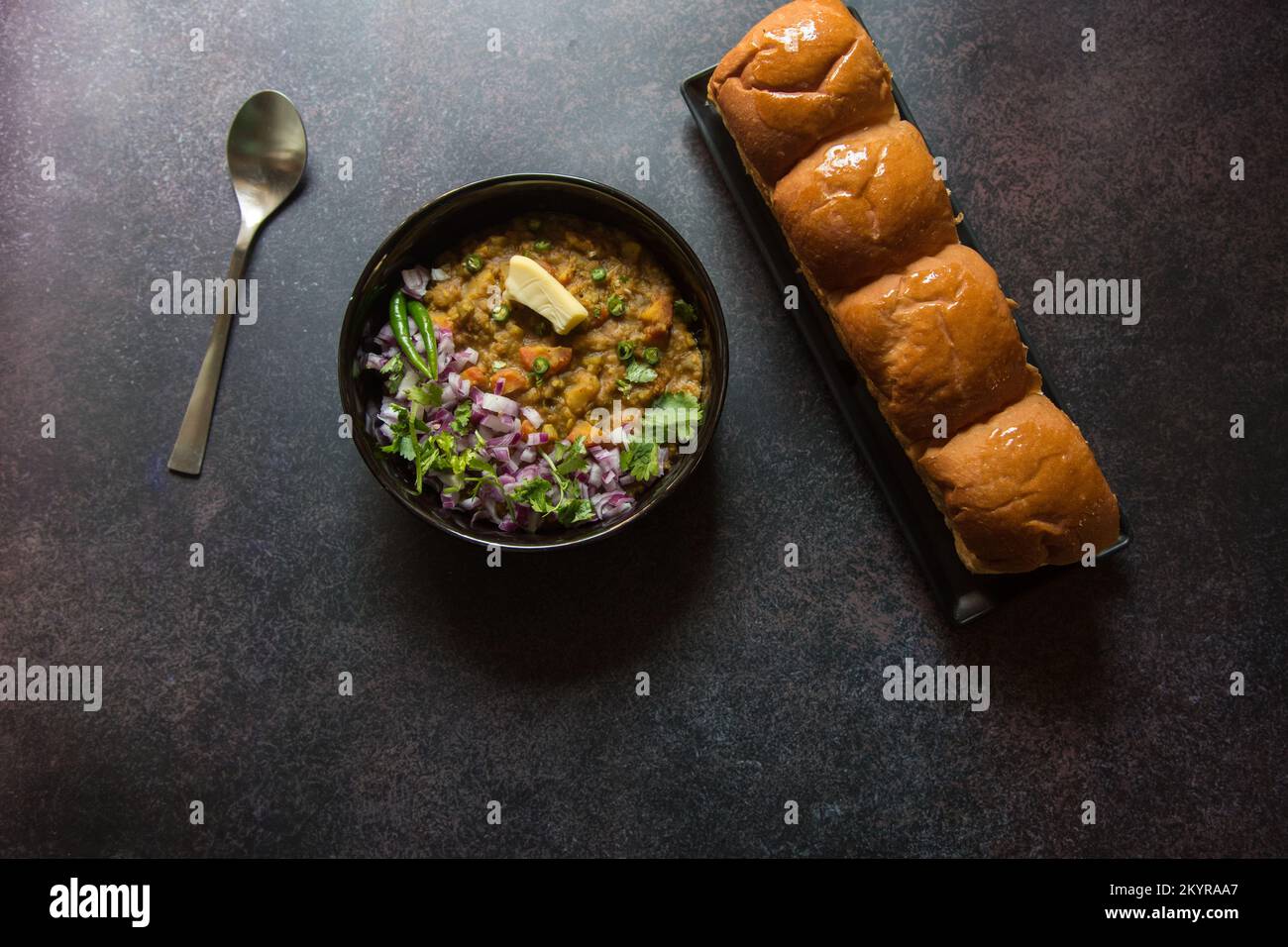 Vue de dessus de la populaire cuisine indienne de rue pav bhaji dans un bol. Banque D'Images