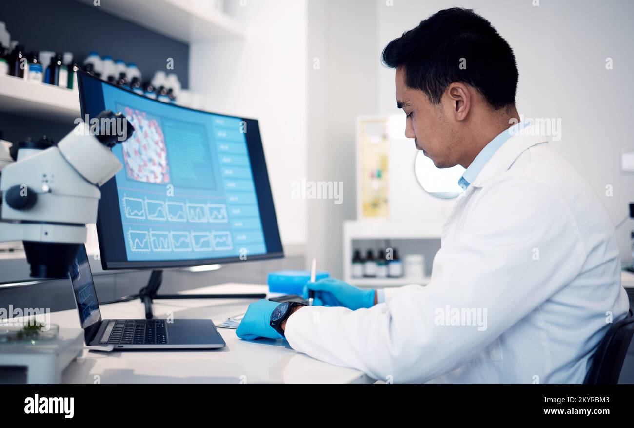 Homme, scientifique et ordinateur avec virus, bactéries et données de recherche en laboratoire. Un travailleur scientifique écrit des notes sur le vaccin, le développement ou l'adn Banque D'Images