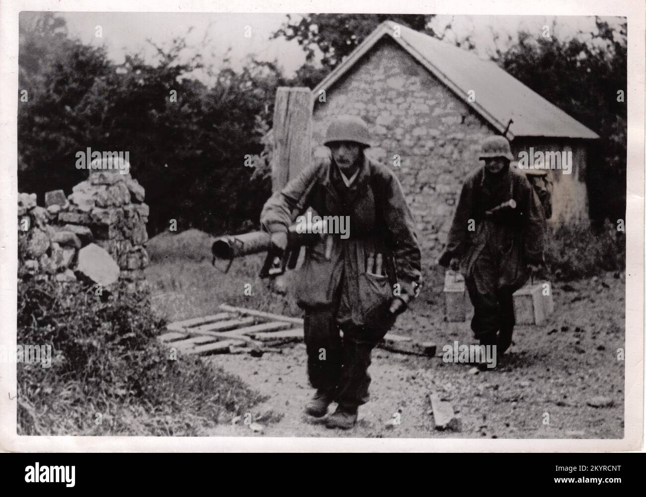 Normandie juin 1944, les parachutistes allemands se déplacent à côté d'une route armée d'un Panzerschreck ou version allemande d'un lanceur d'antichars Bazooka Banque D'Images